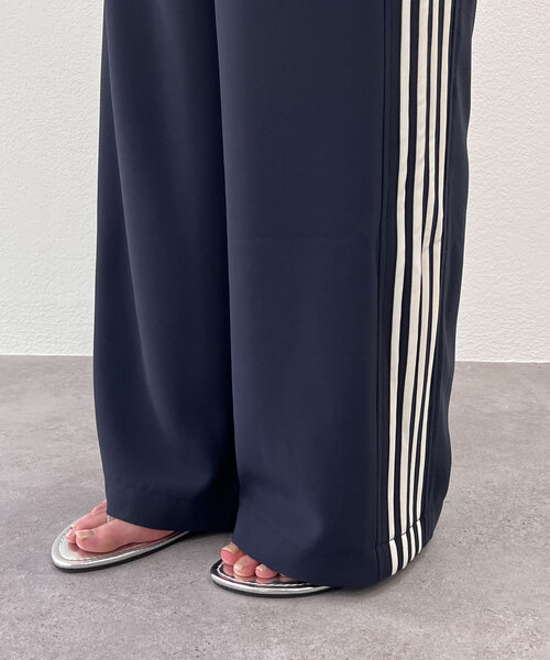 SHENERY（シーナリー）の「《みんなの欲しいが詰まった》サイドラインパンツ（その他パンツ・レディース・オフホワイト/ネイビー・40/38/36）」の7枚目の写真