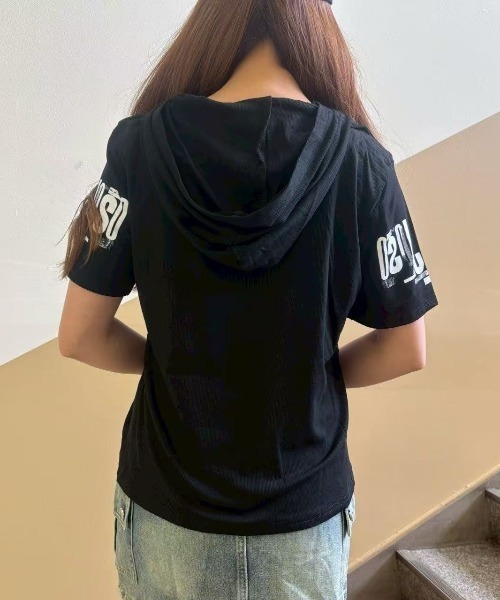 LETee(レティー)の「ロゴデザインフード付きトップス♪(Tシャツ/カットソー・レディース・ブラック/ホワイト・FREE)」の5枚目の写真