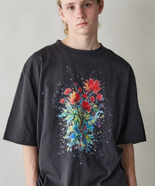 rehacer(レアセル)の「rehacer : Burst Flower Relax Fit T-shirt / バースト フラワー リラックス フィットTシャツ(Tシャツ/カットソー・メンズ・スミクロ/ベージュ/ピンク・SMALL/MEDIUM/LARGE/X-LARGE)」の2枚目の写真