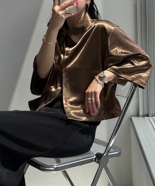 wee9s(ウィークス)の「glossy cropped satin shirt / グロッシークロップドサテンシャツ(シャツ/ブラウス・レディース・ブラック/ブラウン/アイボリー・FREE)」の3枚目の写真