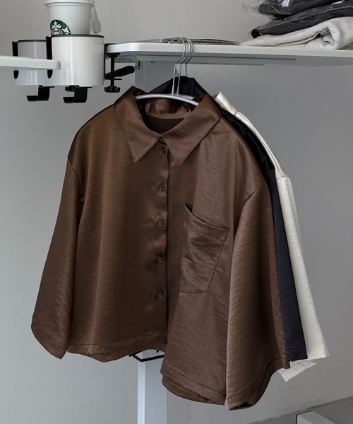 wee9s(ウィークス)の「glossy cropped satin shirt / グロッシークロップドサテンシャツ(シャツ/ブラウス・レディース・ブラック/ブラウン/アイボリー・FREE)」の8枚目の写真