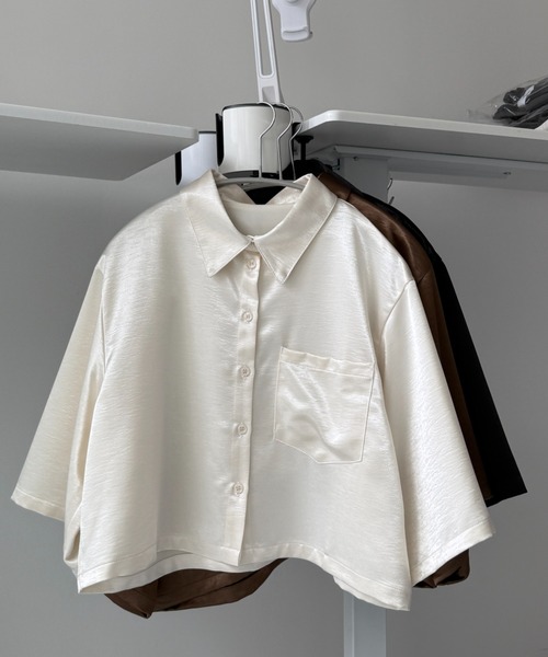wee9s(ウィークス)の「glossy cropped satin shirt / グロッシークロップドサテンシャツ(シャツ/ブラウス・レディース・ブラック/ブラウン/アイボリー・FREE)」の7枚目の写真