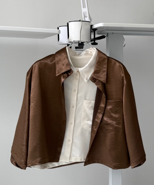 wee9s(ウィークス)の「glossy cropped satin shirt / グロッシークロップドサテンシャツ(シャツ/ブラウス・レディース・ブラック/ブラウン/アイボリー・FREE)」の17枚目の写真