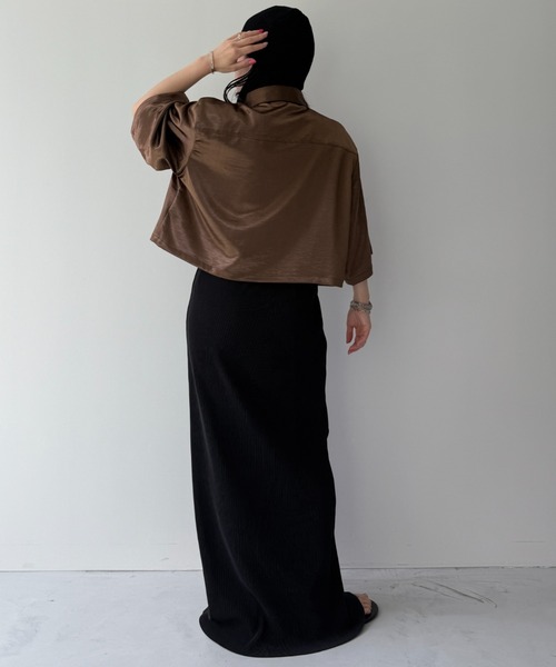 wee9s(ウィークス)の「glossy cropped satin shirt / グロッシークロップドサテンシャツ(シャツ/ブラウス・レディース・ブラック/ブラウン/アイボリー・FREE)」の18枚目の写真