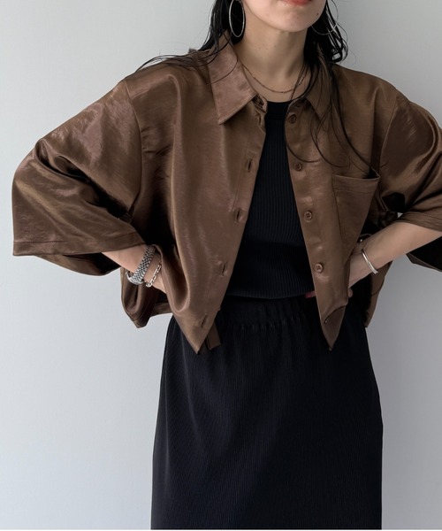 wee9s(ウィークス)の「glossy cropped satin shirt / グロッシークロップドサテンシャツ(シャツ/ブラウス・レディース・ブラック/ブラウン/アイボリー・FREE)」の21枚目の写真