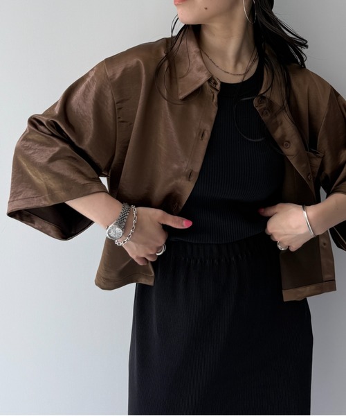 wee9s(ウィークス)の「glossy cropped satin shirt / グロッシークロップドサテンシャツ(シャツ/ブラウス・レディース・ブラック/ブラウン/アイボリー・FREE)」の15枚目の写真