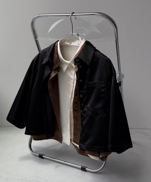 wee9s(ウィークス)の「glossy cropped satin shirt / グロッシークロップドサテンシャツ(シャツ/ブラウス・レディース・ブラック/ブラウン/アイボリー・FREE)」の4枚目の写真