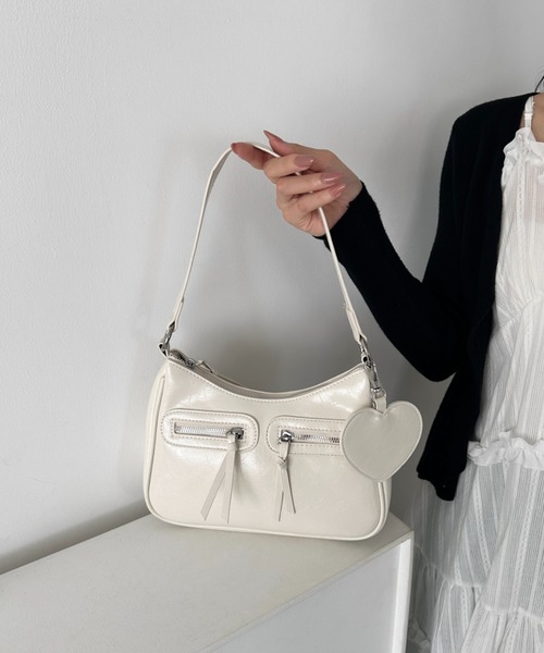 wears(ウェアーズ)の「ハートチャーム付きPU 2WAYショルダーバッグ(ショルダーバッグ・レディース・レッド/ブラック/ダークブラウン/オフホワイト/キャメル・FREE)」の20枚目の写真
