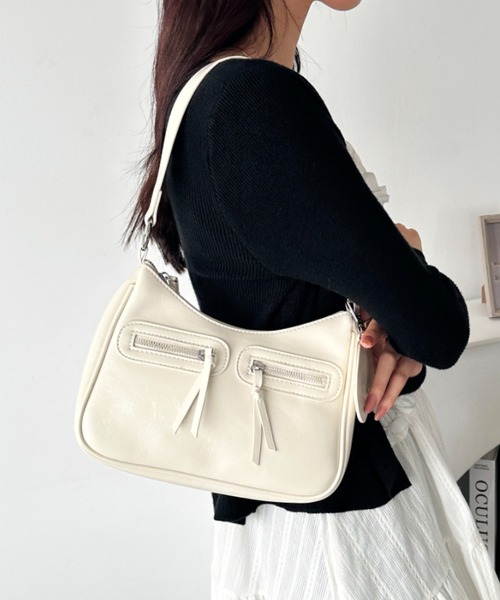 wears(ウェアーズ)の「ハートチャーム付きPU 2WAYショルダーバッグ(ショルダーバッグ・レディース・レッド/ブラック/ダークブラウン/オフホワイト/キャメル・FREE)」の17枚目の写真