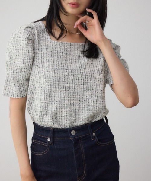 AZUL by moussy(アズールバイマウジー)の「カットツイード袖ギャザートップス(Tシャツ/カットソー・レディース・レッド/アイボリー/ブラック・FREE)」の2枚目の写真