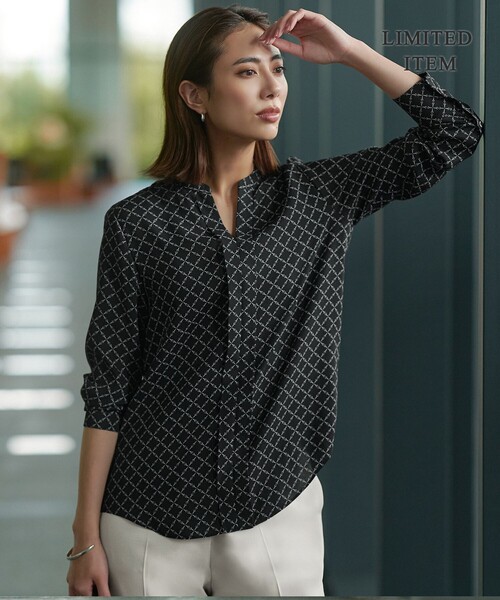ICB(アイシービー)の「BackSatinAmunzen キーネックブラウス(シャツ/ブラウス・レディース・ブラック系5/ブラック系3/サックスブルー系/ライトイエロー系5/ローズ系/アイボリー系/ベージュ系その他/ネイビー/ブラック系その他/スモーキーグリーン系・X-LARGE/LARGE)」の3枚目の写真