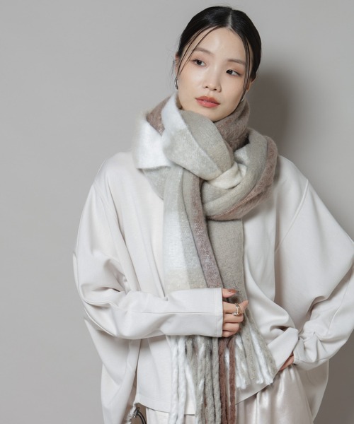 NANO universe（ナノユニバース）の「ボリュームチェックマフラー（マフラー・レディース・ブルー/ブラック/ベージュ・FREE）」の2枚目の写真