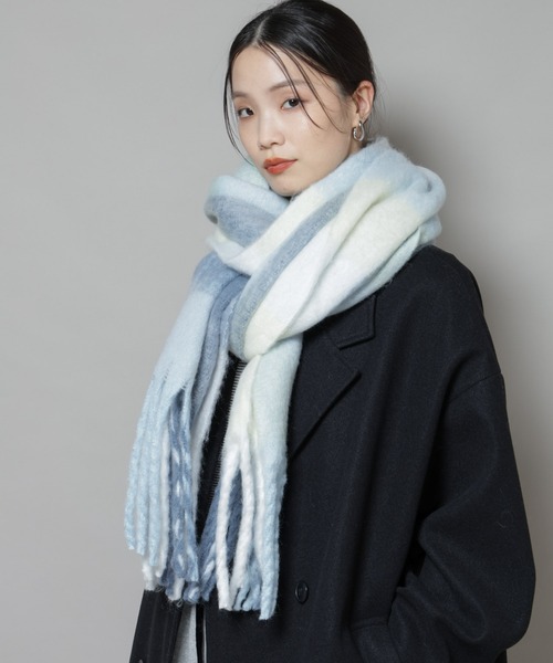 NANO universe（ナノユニバース）の「ボリュームチェックマフラー（マフラー・レディース・ブルー/ブラック/ベージュ・FREE）」の3枚目の写真