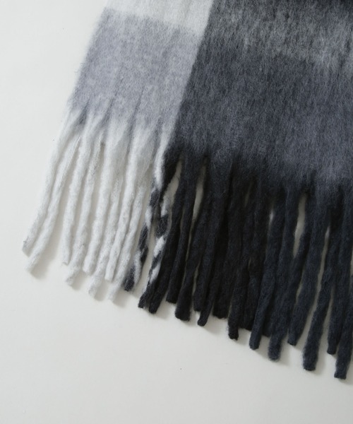 NANO universe（ナノユニバース）の「ボリュームチェックマフラー（マフラー・レディース・ブルー/ブラック/ベージュ・FREE）」の5枚目の写真