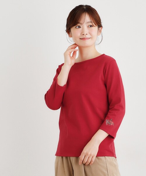 LAURA ASHLEY(ローラアシュレイ)の「【人気アイテム!袖刺繍あり】デラヴェジャージーカットソー(Tシャツ/カットソー・レディース・ブラック/ライトベージュ/レッド系1/オフホワイト・38/40)」の1枚目の写真