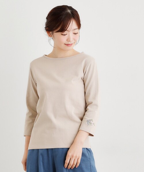 LAURA ASHLEY(ローラアシュレイ)の「【人気アイテム!袖刺繍あり】デラヴェジャージーカットソー(Tシャツ/カットソー・レディース・ブラック/ライトベージュ/レッド系1/オフホワイト・38/40)」の4枚目の写真