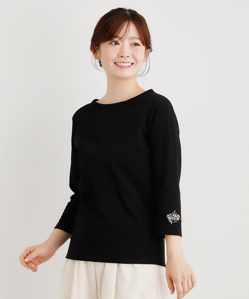 LAURA ASHLEY(ローラアシュレイ)の「【人気アイテム!袖刺繍あり】デラヴェジャージーカットソー(Tシャツ/カットソー・レディース・ブラック/ライトベージュ/レッド系1/オフホワイト・38/40)」の3枚目の写真