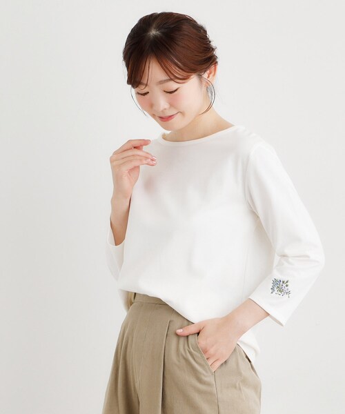 LAURA ASHLEY(ローラアシュレイ)の「【人気アイテム!袖刺繍あり】デラヴェジャージーカットソー(Tシャツ/カットソー・レディース・ブラック/ライトベージュ/レッド系1/オフホワイト・38/40)」の9枚目の写真