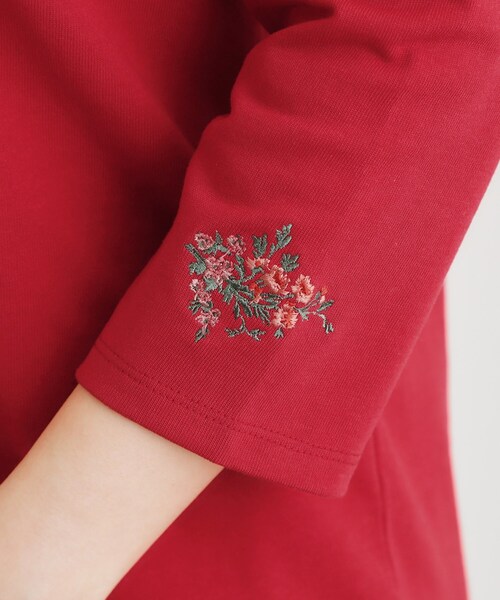 LAURA ASHLEY(ローラアシュレイ)の「【人気アイテム!袖刺繍あり】デラヴェジャージーカットソー(Tシャツ/カットソー・レディース・ブラック/ライトベージュ/レッド系1/オフホワイト・38/40)」の7枚目の写真