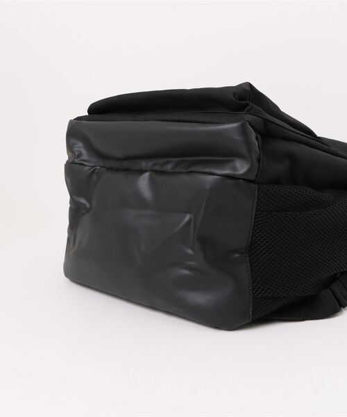 THRASHER（スラッシャー）の「HOMETOWN BACKPACK 35L/THRASHER スラッシャー  リュックサック バックパック ユニセックス 大容量 通学 通勤 PC収納 ストリート スケート（バックパック/リュック・メンズ・ブラック×ホワイト/ブラック×ブラック・FREE）」の3枚目の写真