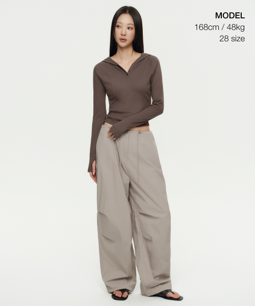 MUSINSA STANDARD WOMAN（ムシンサスタンダードウーマン）の「ウィメンズパラシュートパンツ[ライトベージュ]（スウェットパンツ・レディース・その他・30/24/26/28/22）」の2枚目の写真