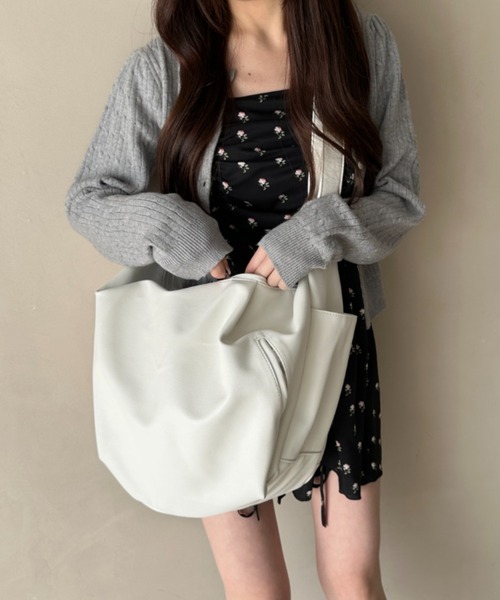 WEGO(ウィゴー)の「WEGO/タックポケットBIGショルダー(ショルダーバッグ・レディース・ワイン/ブラック/ホワイト/ブラウン・FREE)」の2枚目の写真