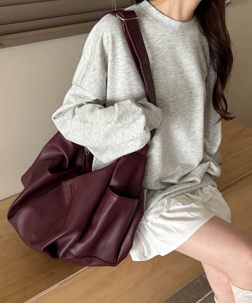 WEGO(ウィゴー)の「WEGO/タックポケットBIGショルダー(ショルダーバッグ・レディース・ワイン/ブラック/ホワイト/ブラウン・FREE)」の4枚目の写真