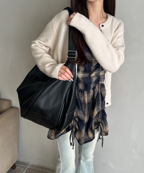 WEGO(ウィゴー)の「WEGO/タックポケットBIGショルダー(ショルダーバッグ・レディース・ワイン/ブラック/ホワイト/ブラウン・FREE)」の3枚目の写真