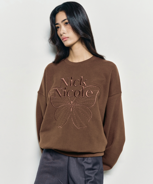 NICK&NICOLE(ニックアンドニコール)の「VOLUME BUTTERFLY SIGNATURE SWEATSHIRT_BROWN(スウェット・レディース・その他・FREE)」の4枚目の写真