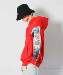 DEMARC（ドゥマーク）の「ジップアップスリーブ アンバランス グラフィティ フードパーカー 起毛 レッド（パーカー）」