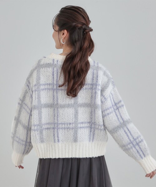 Cutie Blonde（キューティーブロンド）の「【S-LL】女性らしさ漂う ふわふわチェック柄ニット（ニット/セーター・レディース・ホワイト系2/ネイビー系1/ピンク系・01/02/04/03）」の5枚目の写真