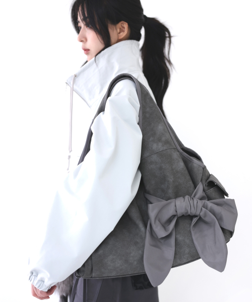 SIWEOL107(シウォル107)の「ボウショルダーバッグ(ヌバックグレー)(ショルダーバッグ・レディース・チャコールグレー・FREE)」の6枚目の写真