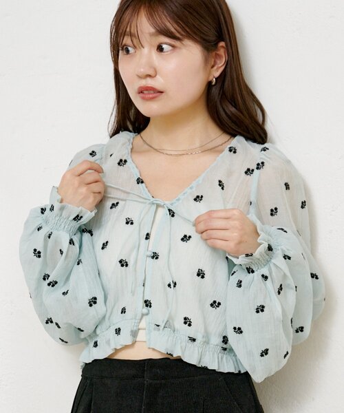 Kastane（カスタネ）の「フラワーステッチブラウス（シャツ/ブラウス・レディース・アイボリー/ブラック/サックスブルー・FREE）」の3枚目の写真