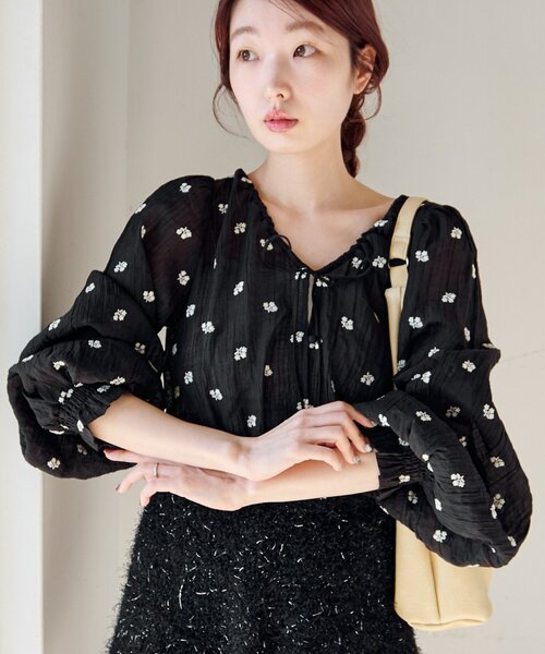 Kastane（カスタネ）の「フラワーステッチブラウス（シャツ/ブラウス・レディース・アイボリー/ブラック/サックスブルー・FREE）」の2枚目の写真