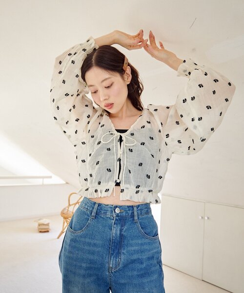 Kastane（カスタネ）の「フラワーステッチブラウス（シャツ/ブラウス・レディース・アイボリー/ブラック/サックスブルー・FREE）」の5枚目の写真