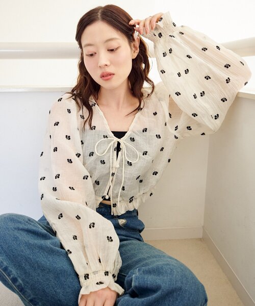 Kastane（カスタネ）の「フラワーステッチブラウス（シャツ/ブラウス・レディース・アイボリー/ブラック/サックスブルー・FREE）」の6枚目の写真