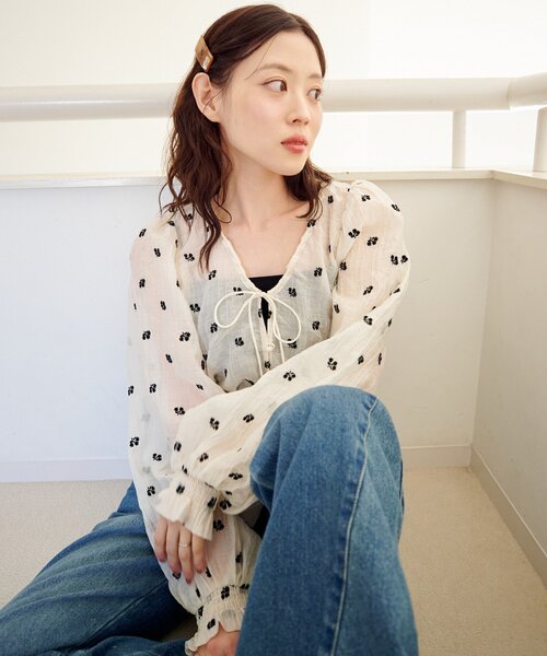 Kastane（カスタネ）の「フラワーステッチブラウス（シャツ/ブラウス・レディース・アイボリー/ブラック/サックスブルー・FREE）」の7枚目の写真