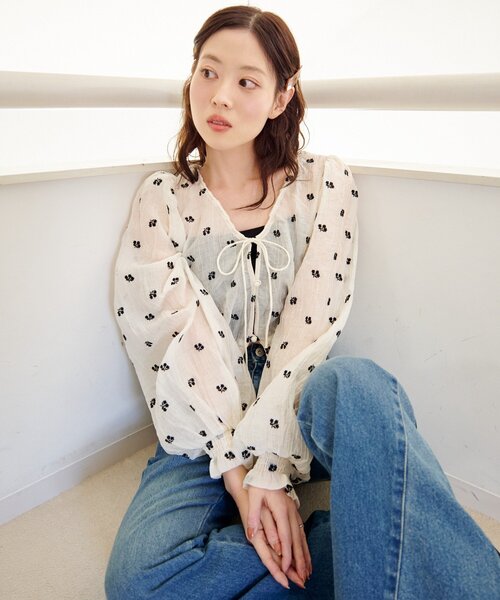 Kastane（カスタネ）の「フラワーステッチブラウス（シャツ/ブラウス・レディース・アイボリー/ブラック/サックスブルー・FREE）」の9枚目の写真