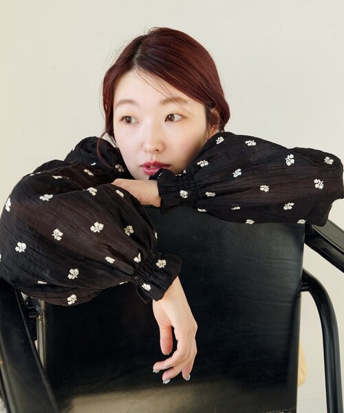 Kastane（カスタネ）の「フラワーステッチブラウス（シャツ/ブラウス・レディース・アイボリー/ブラック/サックスブルー/ピンク・FREE）」の16枚目の写真