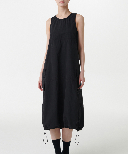 MUSINSA STANDARD WOMAN（ムシンサスタンダードウーマン）の「ウィメンズナイロンパラシュートカーゴドレス[ブラック]（ワンピース・レディース・その他・S/M/L）」の2枚目の写真