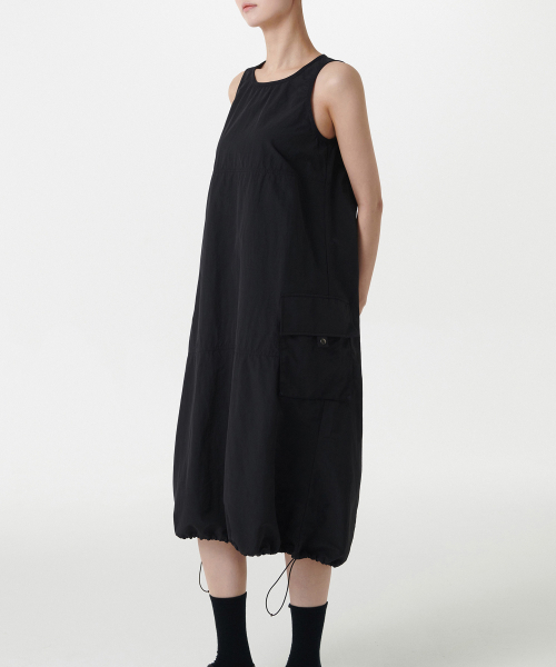 MUSINSA STANDARD WOMAN（ムシンサスタンダードウーマン）の「ウィメンズナイロンパラシュートカーゴドレス[ブラック]（ワンピース・レディース・その他・S/M/L）」の3枚目の写真