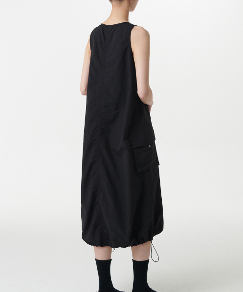 MUSINSA STANDARD WOMAN（ムシンサスタンダードウーマン）の「ウィメンズナイロンパラシュートカーゴドレス[ブラック]（ワンピース・レディース・その他・S/M/L）」の4枚目の写真