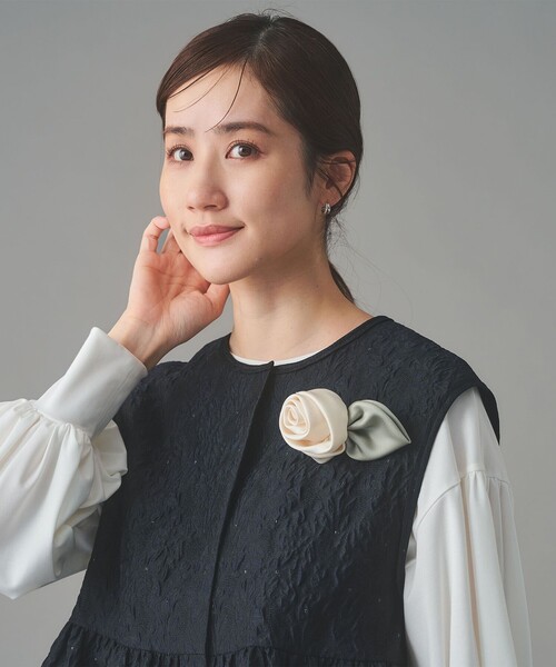 UNITED ARROWS（ユナイテッドアローズ）の「サテン ローズ コサージュ（ブローチ/コサージュ・レディース・ピンク/オフホワイト/ブラック・FREE）」の4枚目の写真