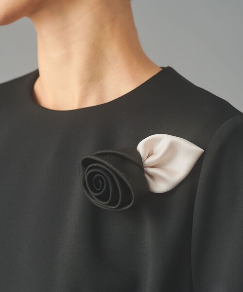 UNITED ARROWS（ユナイテッドアローズ）の「サテン ローズ コサージュ（ブローチ/コサージュ・レディース・ピンク/オフホワイト/ブラック・FREE）」の5枚目の写真