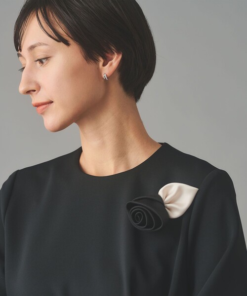 UNITED ARROWS（ユナイテッドアローズ）の「サテン ローズ コサージュ（ブローチ/コサージュ・レディース・ピンク/オフホワイト/ブラック・FREE）」の6枚目の写真