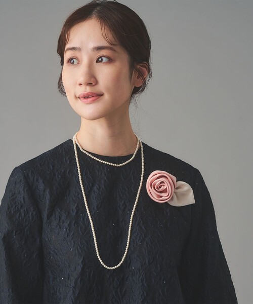 UNITED ARROWS（ユナイテッドアローズ）の「サテン ローズ コサージュ（ブローチ/コサージュ・レディース・ピンク/オフホワイト/ブラック・FREE）」の8枚目の写真