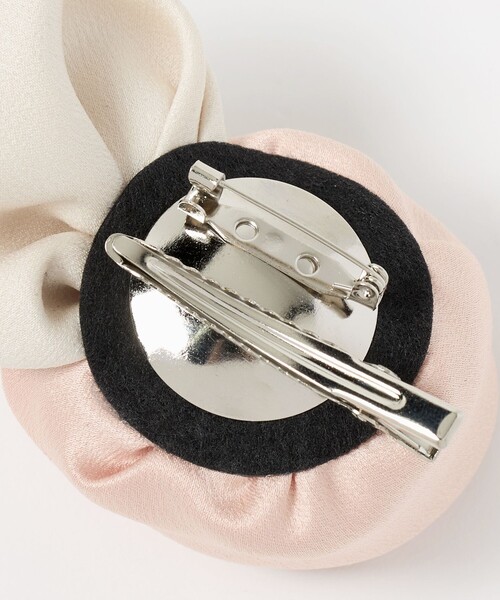 UNITED ARROWS（ユナイテッドアローズ）の「サテン ローズ コサージュ（ブローチ/コサージュ・レディース・ピンク/オフホワイト/ブラック・FREE）」の15枚目の写真