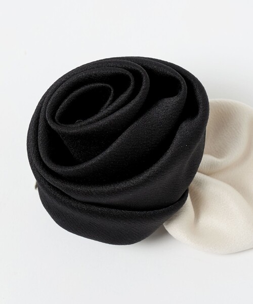 UNITED ARROWS（ユナイテッドアローズ）の「サテン ローズ コサージュ（ブローチ/コサージュ・レディース・ピンク/オフホワイト/ブラック・FREE）」の17枚目の写真