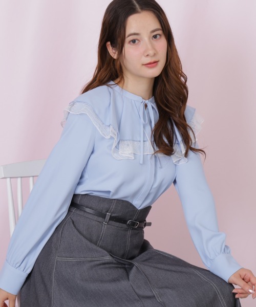 JILL by JILL STUART(ジルバイジルスチュアート)の「ビッグカラーレースレイヤードブラウス(シャツ/ブラウス・レディース・ホワイト/ブルー系その他/ブラック・FREE)」の1枚目の写真