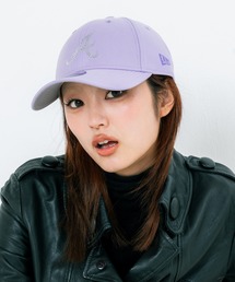 HOMEGAME（ホームゲーム）の「ニューエラ【NEW ERA】別注 - ラインストーンロゴ キャップ Y2K キラキラ レディース【ATLANTS BRAVES CO RHINESTONE 9FORTY CS PURPLE 15063056】（キャップ）」